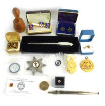 Curios and trinkets, comprising Masonic cuff links, British Red Cross steel pin badge, stainless ste