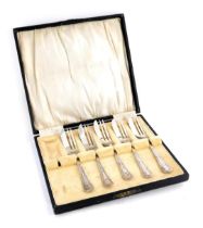 Five silver cake forks, each with a double row and cross border, Birmingham 1922, 3.20oz, in case fo