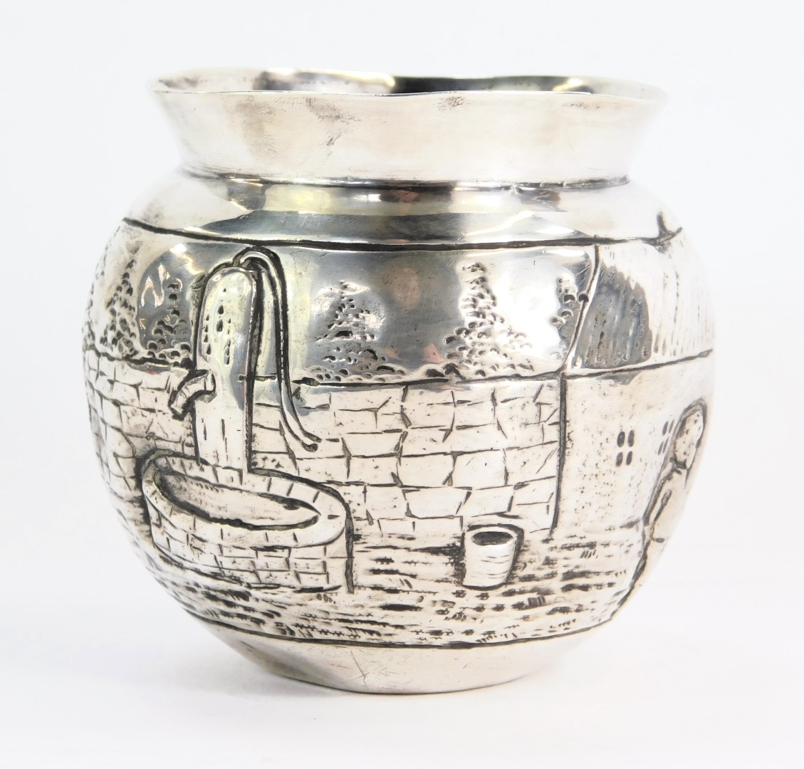 A Victorian silver vase, with embossed design of figures with trees and buildings, maker SBL, Sheffi - Bild 2 aus 4