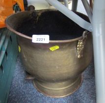 A copper coal scuttle, with ring handle. (AF)