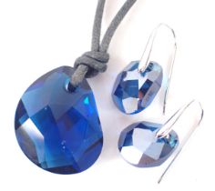 A Swarovski crystal jewellery set, comprising pendant and matching earrings, the blue crystal pendan