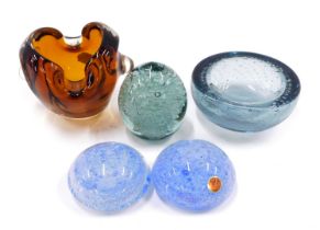 Decorative Art Glass, comprising an amber glass bowl, 8cm high, a grey bubble effect bowl, 9cm wide,