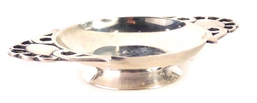 A Queen Elizabeth II white metal wine taster, with arts and crafts style handles, stamped silver, 6c