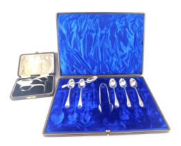A George V silver baby pusher and spoon set, Birmingham 1926, in fitted case, and a set of EPNS teas