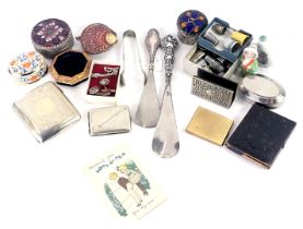 Curios and trinkets, comprising silver plated thimbles, daguerreotype trinket box, silver plated mat