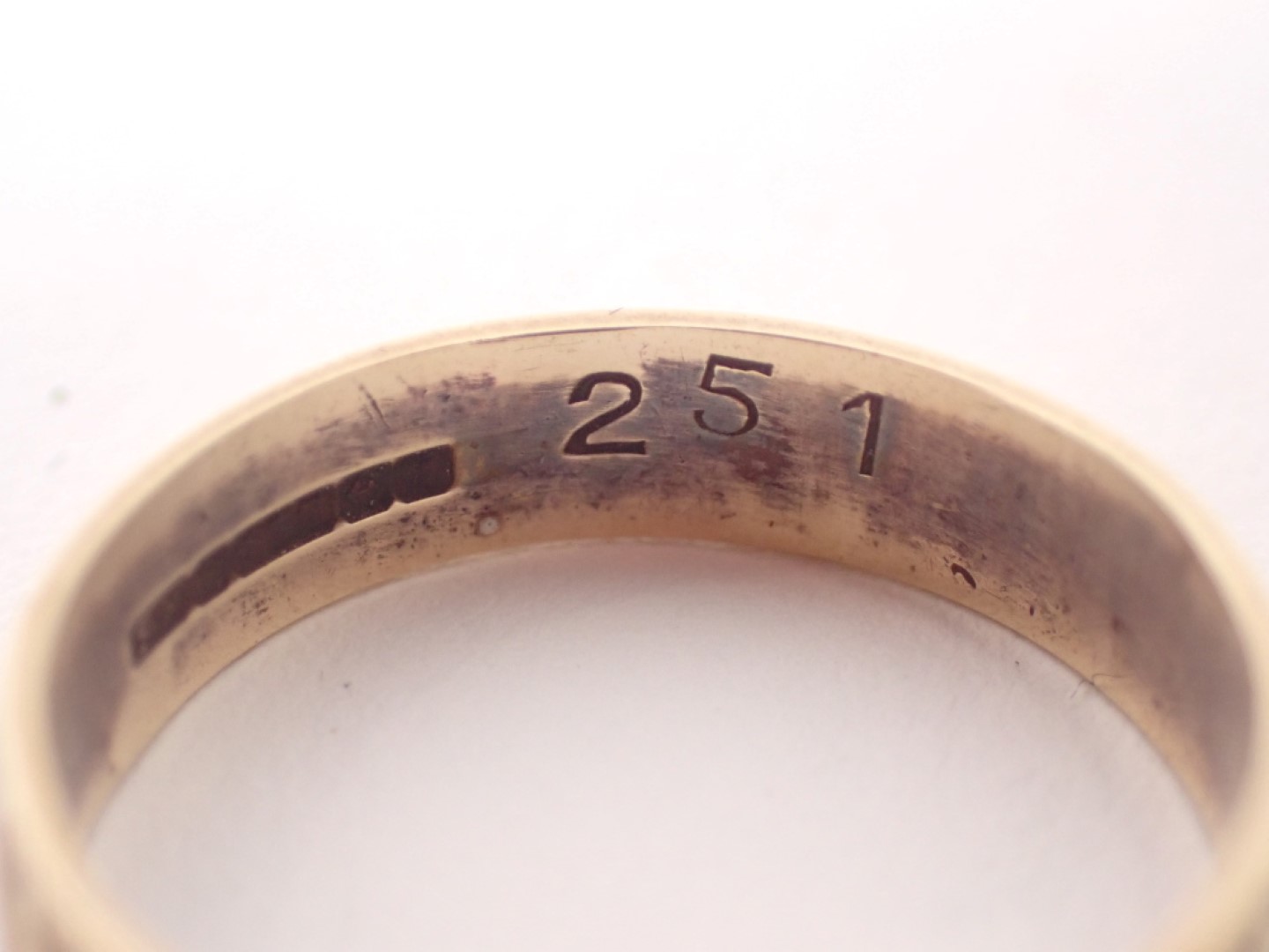 A 9ct gold wedding band, of etched design, ring size N, 2.4g. - Image 2 of 2