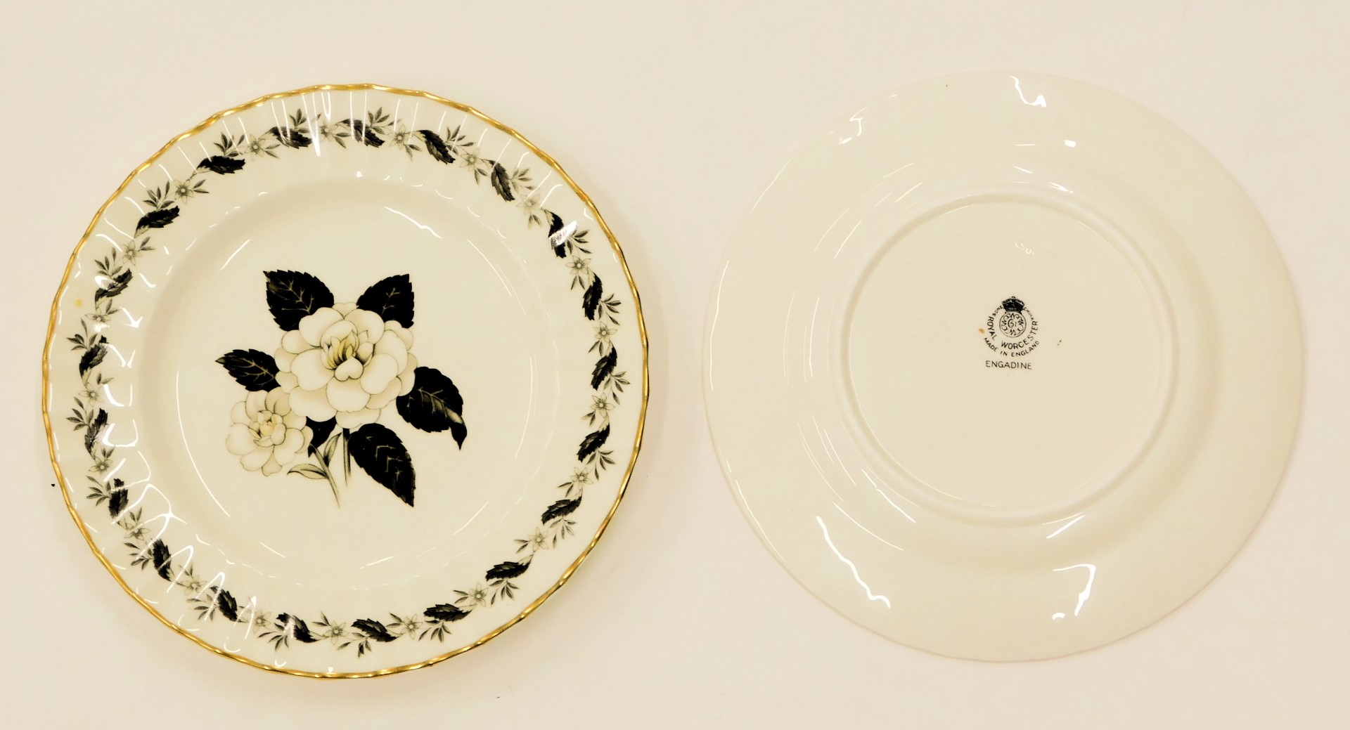 A Royal Worcester Engadine pattern part dinner service, to include two tureens and covers, three gra - Image 2 of 2