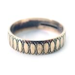 A 9ct gold wedding band, of etched design, ring size N, 2.4g.