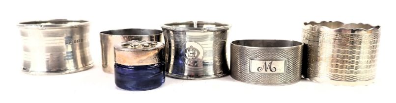 Five silver napkin rings, George V and later, and a blue glass and silver topped pill box, 4.67oz. (