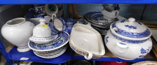 Various blue and white wares, to include cabinet plates, tureens, Lipton tea, Carlisle castle jar an