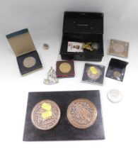 Collectors coins, medallions, Leeds United FC pin, etc. (1 tray)