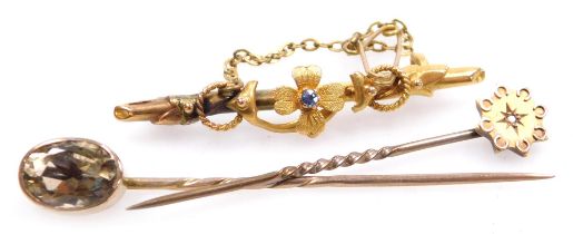 An Edwardian 15ct gold and pale blue stone set yellow floral bar brooch, with safety pin attachment,