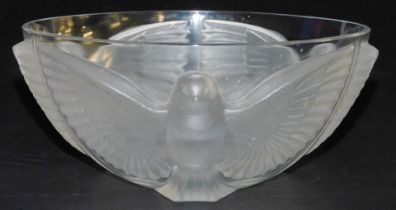 A Continental Lalique style clear and frosted glass bowl, moulded with four doves, 26cm wide.