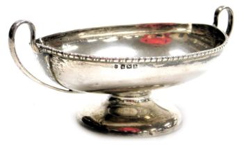 A George V silver twin handled pedestal sweetmeat dish, with a gadrooned rim, Birmingham 1923, 3.06o