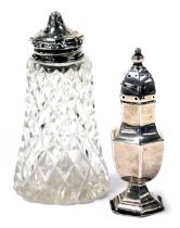 An Edward VII silver pepperette of hexagonal baluster form, Birmingham 1909, 0.43oz, together with