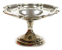 An Edward VII silver pedestal sweetmeat dish, with a piecrust rim, London 1905, 2.61oz.
