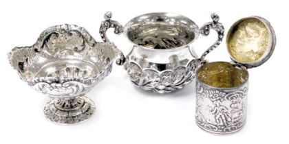 An Edward VII silver twin handled miniature cup, embossed with a band of thistles, London 1904, con