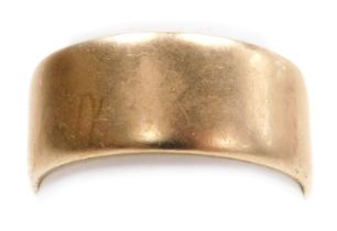 A 9ct gold plain wide wedding band, size S, 5.9g.