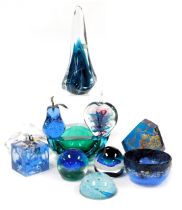 A group of glassware and paperweights, including a Mdina obelisk paperweight, signed floral weight,