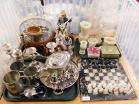 An agate chess board with chess pieces, onyx trinket box, small green stone items, including ashtray