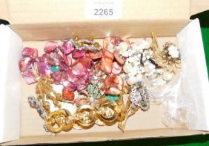 Costume jewellery, to include bangles and brooches.