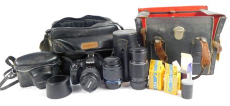 A collection of camera equipment, to include a Rank Aldis camera with Sekor f=40mm lens, cased, vari