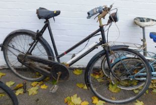 A vintage bicycle, in black trim.