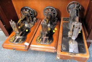 Three Singer sewing machines, lacking cases. (3)