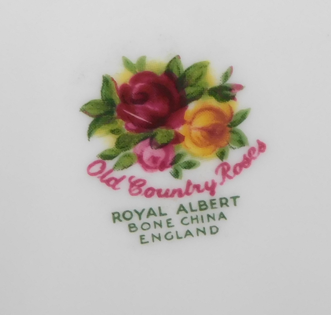 A quantity of Royal Albert Old Country Roses dinner and tea ware, to include tureens, covers, oval m - Image 2 of 2