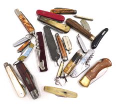 A quantity of pen knives, to include mother of pearl handled example, cork screw, etc.