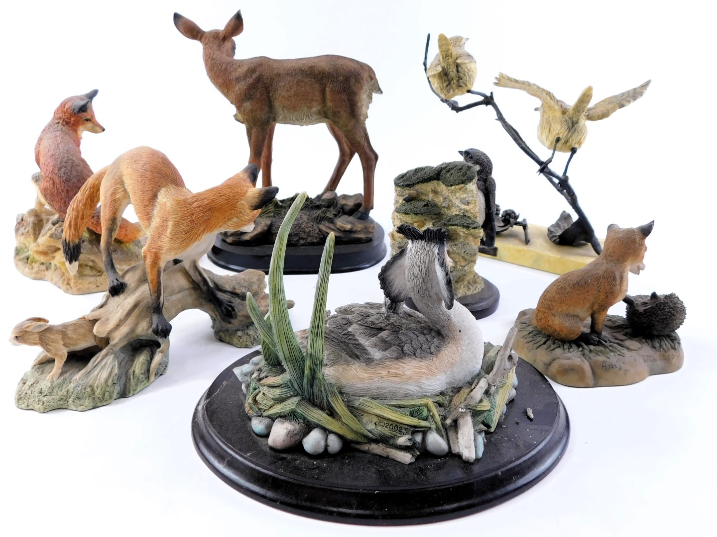 A collection of animal ornaments, comprising fox and cubs, Border Fine Arts fox on log, Border Fine - Image 2 of 3