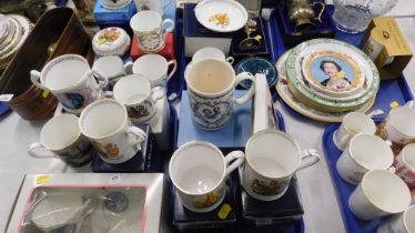 A quantity of commemorative wares, to include trinket dishes, jars and covers, mugs, etc. (5 trays)