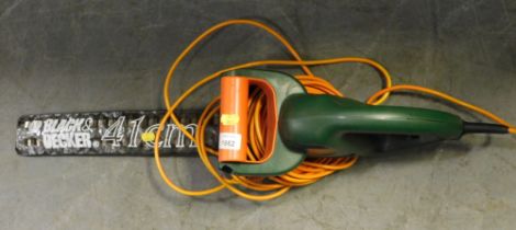 A Black and Decker GT250 41cm electric hedge trimmer. WARNING! This lot contains untested or