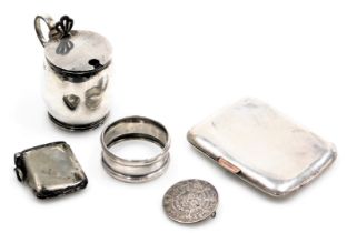 A George V silver mustard pot, of barrel form, with blue glass liner, Birmingham 1918, circular engr