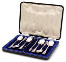 A set of six George V silver teaspoons, and a pair of sugar tongs, cased, Sheffield 1917, 4.38oz.