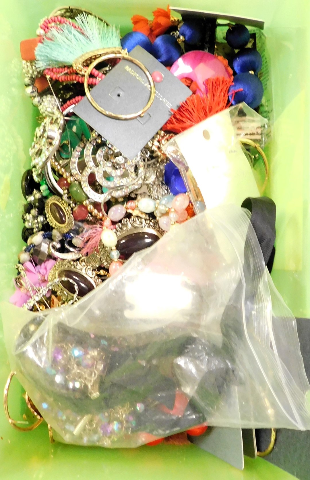 Costume jewellery, items include brooches, necklaces, etc. (a quantity)