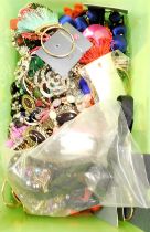 Costume jewellery, items include brooches, necklaces, etc. (a quantity)