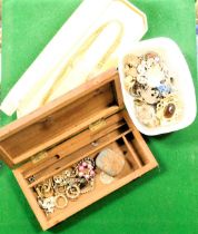Costume jewellery, pearl necklace, brooches, etc. (a quantity)