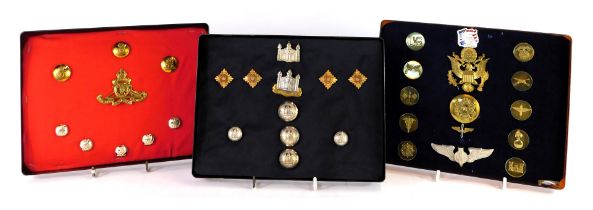 A group of military cap badges, buttons, etc., to include Cambridgeshire Regiment, Royal Artillery,