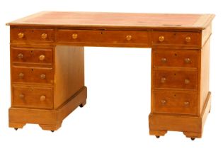 An early 20thC oak kneehole desk, with inset red leather top and fitted with a three drawers to the
