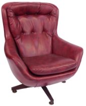 A 20thC egg shaped swivel armchair, upholstered in PVC fabric. The upholstery in this lot does not