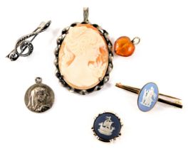 A group of jewellery, comprising a silver framed cameo brooch, a 9ct gold and blue Wedgwood jasperwa