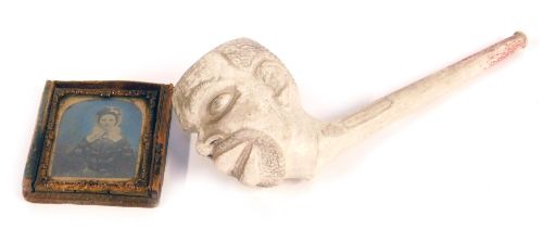 A 19thC clay pipe, modelled the head of a black man, bears registration lozenge, 19cm wide, together