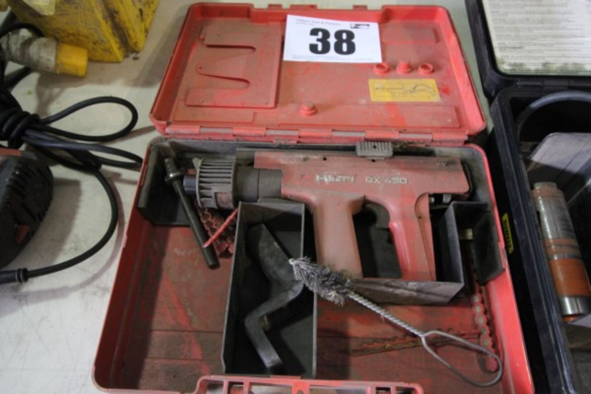 HILTI DX450 NAIL GUN IN CARRY BOX (SPARES OR REPAIR)