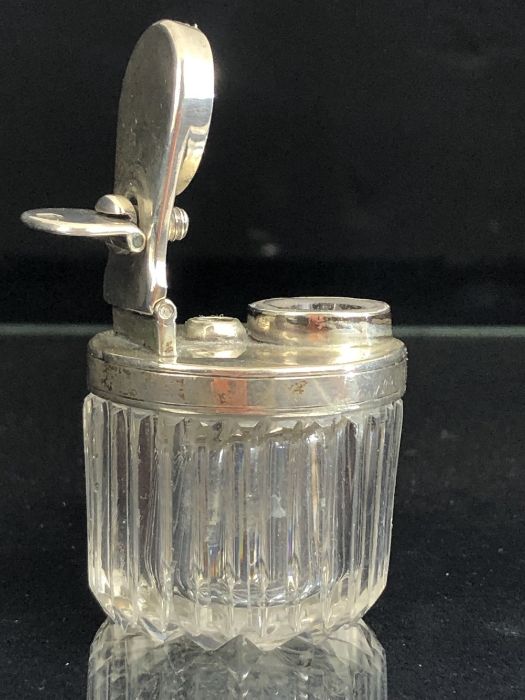 Georgian hallmarked silver and glass inkwell with hinged and screw cap lid, silver hallmarked for - Image 5 of 7