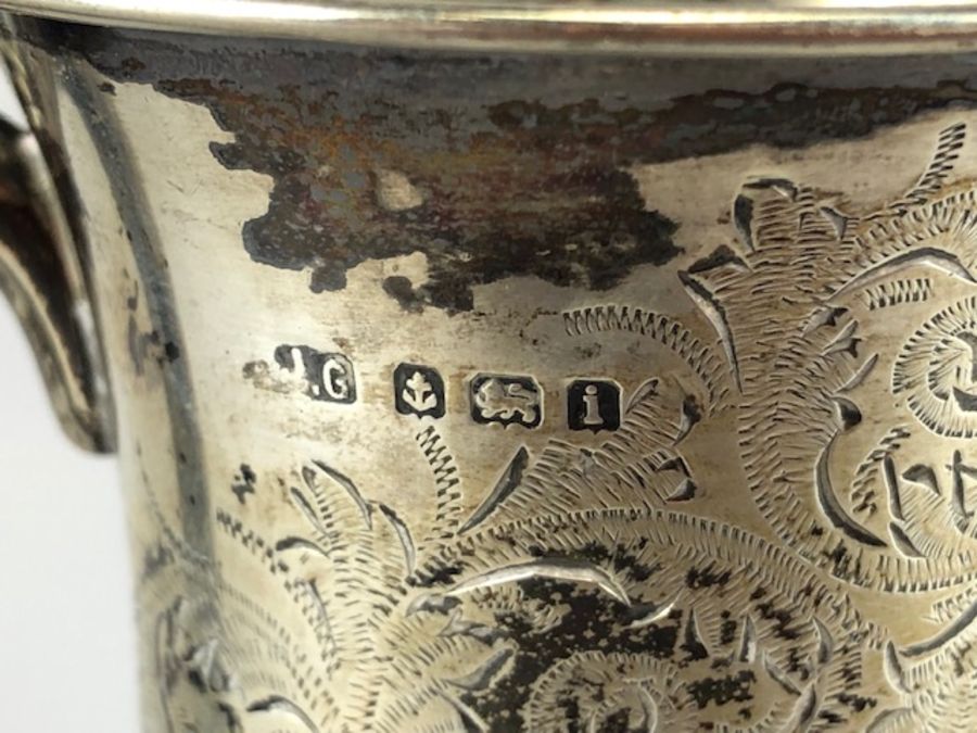 Hallmarked Silver cup with all over floral design dated 1908 and by maker Joseph Gloster Ltd, 7cm - Image 5 of 7