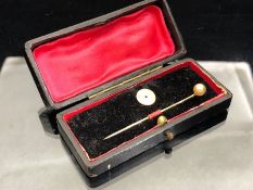 9ct Gold Tie pin with Pearl and 9ct gold stud in presentation box (total weight approx 1.3g)