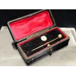9ct Gold Tie pin with Pearl and 9ct gold stud in presentation box (total weight approx 1.3g)