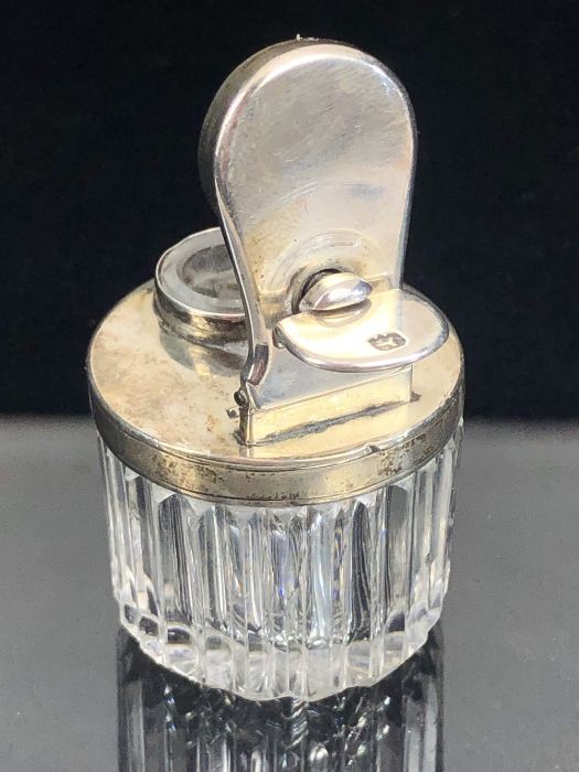 Georgian hallmarked silver and glass inkwell with hinged and screw cap lid, silver hallmarked for - Image 4 of 7