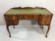 Mahogany serpentine fronted knee hole writing desk with four drawers and green leather writing